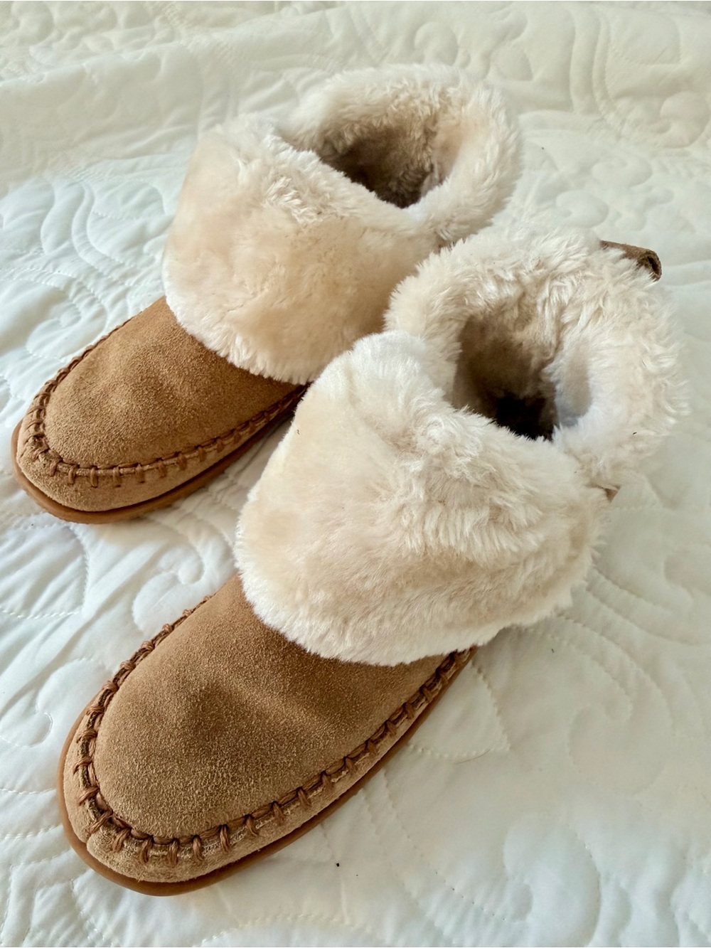 Minnetonka Chestnut Suede Slippers with Cream Fur Cuff